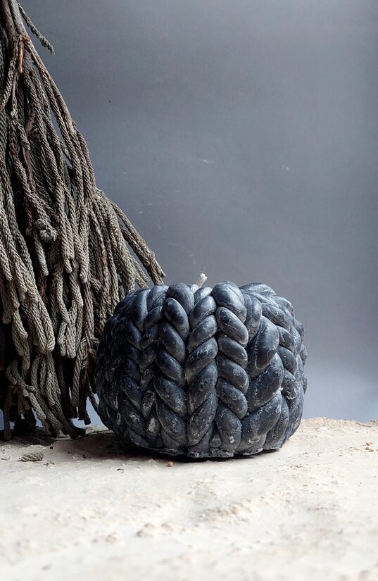 Knitted-Style Candle “Cozyness” / Grey – Handmade | Telmas Botanica